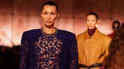 Bella Hadid schritt im transparenten Spitzenkleid über den Laufsteg von Saint Laurent.