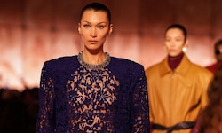 Bella Hadid schritt im transparenten Spitzenkleid über den Laufsteg von Saint Laurent.
