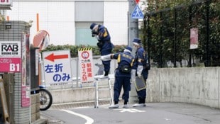 Ermittler des Tokyo Metropolitan Police Department untersuchen den Tatort im Tokioter Stadtteil Shinjuku. (Bild: AP ( via APA) Austria Presse Agentur)