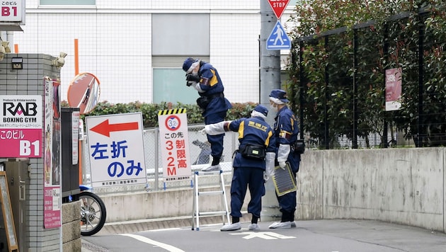 Investigators from the Tokyo Metropolitan Police Department are examining the crime scene in the Shinjuku district of Tokyo. (Bild: AP ( via APA) Austria Presse Agentur)