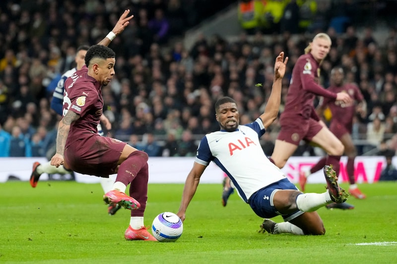 Kevin Danso (re.) beim Duell mit ManCity (Bild: Frank Augstein)