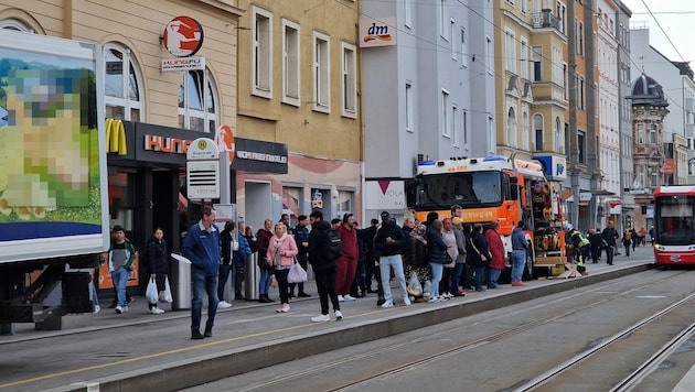 Für rund 20 Minuten konnten keine Straßenbahnen die Haltestelle passieren. (Bild: Constantin Handl, Krone KREATIV)