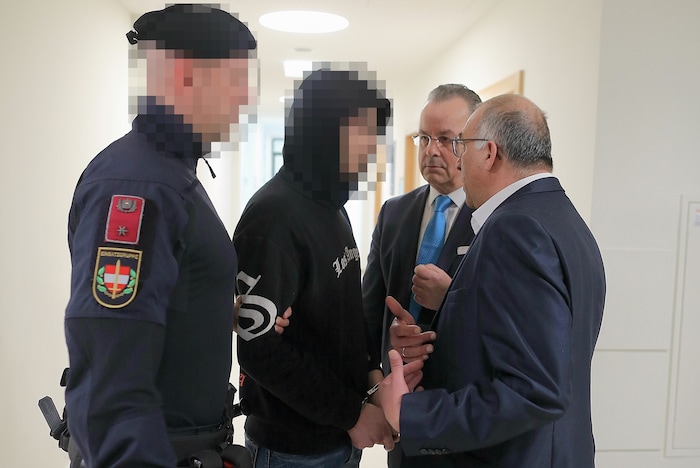 Anwalt Andreas Reichenbach mit seinem Mandanten (24)