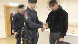 Der Erstangeklagte soll sich an der 15-Jährigen vergangen haben. (Bild: Bartel Gerhard)