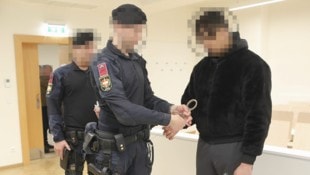 Der Erstangeklagte soll sich an der 15-Jährigen vergangen haben. (Bild: Bartel Gerhard)