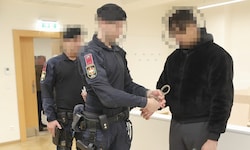 Der Erstangeklagte soll sich an der 15-Jährigen vergangen haben.