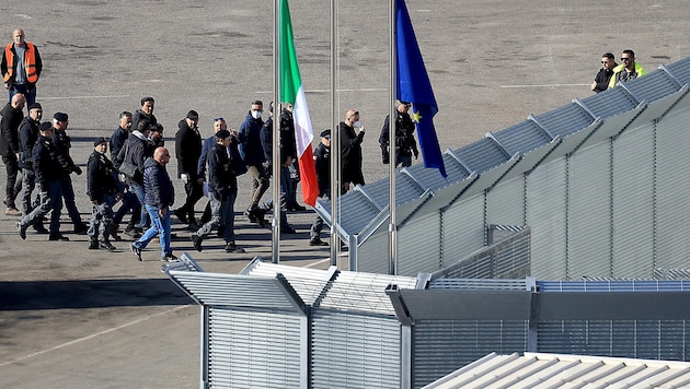 Auch wenn es ein Abkommen mit Drittstaaten gibt – wie zwischen Italien und Albanien – , heißt das noch lange nicht, dass die Vereinbarungen auch funktionieren. Die italienische Regierung ringt derzeit vor Gerichten um die Umsetzung ihres Albanien-Plans. (Bild: APA/AFP/Adnan Beci)