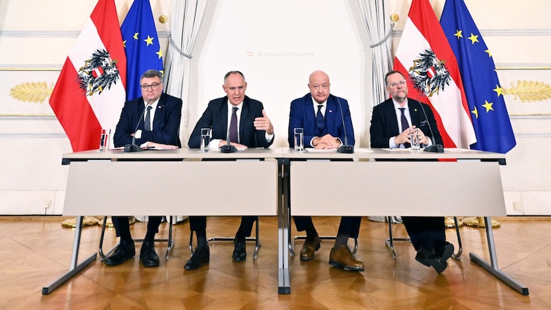 Staatssekretär Jörg Leichtfried (SPÖ), Innenminister Gerhard Karner (ÖVP), Kanzler Christian Stocker (ÖVP) und Staatssekretär Sepp Schellhorn (NEOS) (Bild: APA/HANS KLAUS TECHT)