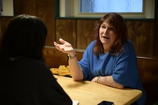 Valerie Lenk ist Ende vierzig, vierfache Mutter, verheiratet und transgeschlechtlich.