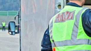 Im Zuge von Schwerpunktkontrollen wurde der Klein-Lkw aus dem Verkehr gezogen (Symbolbild).