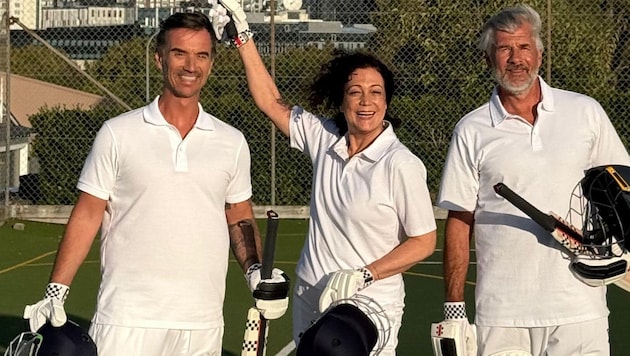 Cricket fun in Bali: Barbara Wussow with her "Traumschiff" colleagues Florian Silbereisen (left) and Daniel Morgenroth. (Bild: Privat)