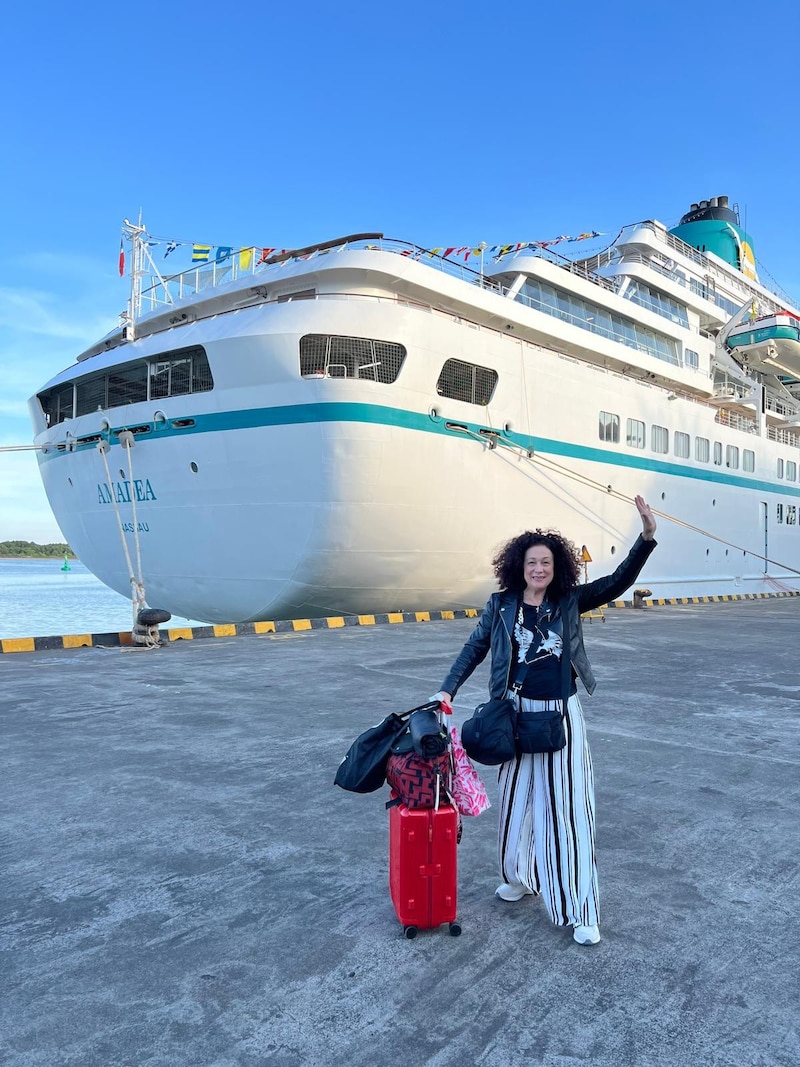 Greetings from Bali: Wussow in front of the MS Amadea, on which she is filming until the beginning of April. (Bild: Privat)