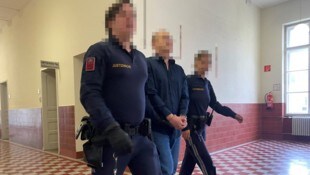 Dem Angeklagten war fad, da entfachte er erst ein Feuer, dann richtete er noch eine Überflutung ...