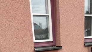 Über das Fenster zum WC gelangten die Täter ins Innere.