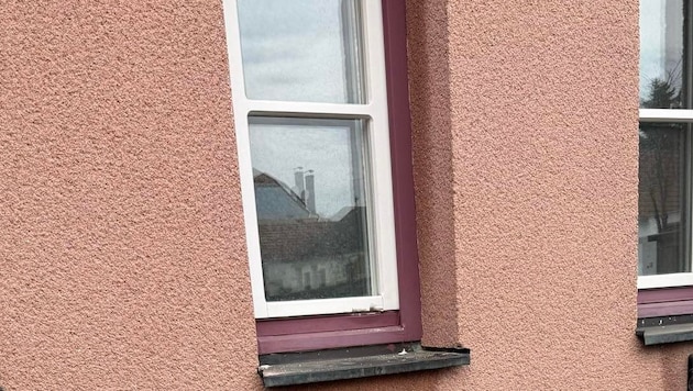 Über das Fenster zum WC gelangten die Täter ins Innere. (Bild: zVg)