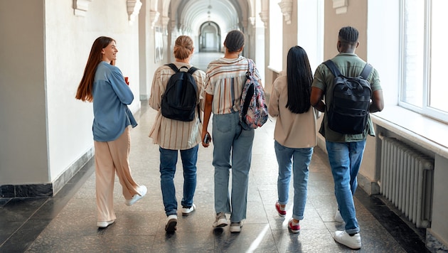 Jugendliche wünschen sich verständlichere Erklärungen, weniger Prüfungen, mehr Praxisbezug und späteren Schulbeginn. (Bild: Valerii Apetroaiei - stock.adobe.com)