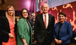 Oberbank-Generaldirektor Franz Gasselsberger mit den Vorstandsdirektorinnen Isabella Lehner ...