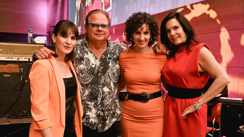 Die Schick Sisters Veronika (li.), Christine und Katharina (re.) mit Opus-Gitarrist Ewald Pfleger. Die Musiker boten bei der Veranstaltung in der Oberbank- Zentrale in Linz eine mitreißende Show. (Bild: Wenzel Markus)