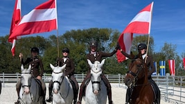 Lisa Ennsmann auf Fiorentino, Silke Falschlunger auf Lunero, Martina Weteschnik auf Bogalho und Nina Raidl auf Petapos Fundador  (von links nach rechts) widmeten den Sieg der verstorbenen Kollegin Amanda Hartung.  (Bild: Sandra Nigl)