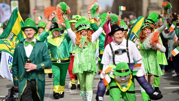 In vielen Städten lassen die Menschen St. Patrick vergnügt hoch leben, wie hier in München. (Bild: Robert Haas / SZ-Photo / picturedesk.com)