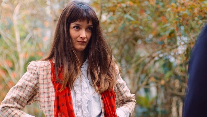 Charlotte Le Bon spielt Niki de Saint Phalle, Schöpferin der Nanas (bunten Skulpturen).