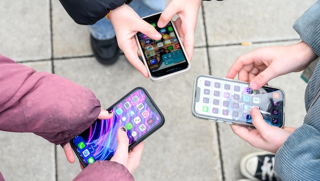 Cell phones during lessons, but also during breaks, should be a thing of the past. (Bild: MAX SLOVENCIK)