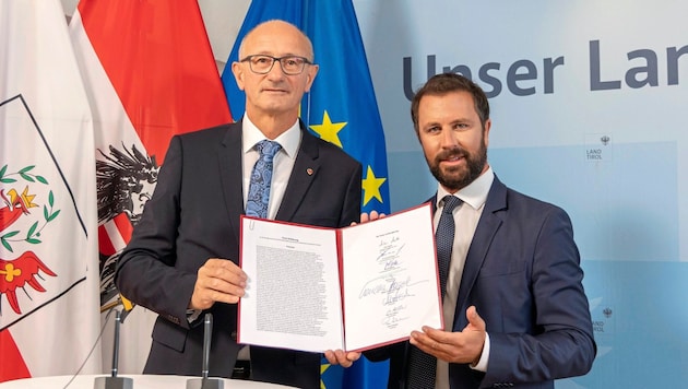 LH Anton Mattle und sein damaliger Vize Georg Dornauer präsentierten den Forderungskatalog an die Bundesregierung. (Bild: Die Fotografen
Charly Lair
Meinhardstrasse 16
6020 Innsbruck)