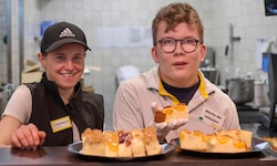 Thomas (re.) ist einer von 107 Bewerbern, die bei der Woche der Inklusion im Billa-Plus-Markt in ...