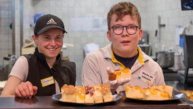 Thomas (re.) ist einer von 107 Bewerbern, die bei der Woche der Inklusion im Billa-Plus-Markt in Ansfelden schnuppern. (Bild: Billa AG/Flohner Fotografie)