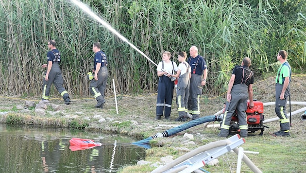 Die Entnahme von Wasser aus Seen, Bächen, Flüssen oder auch privaten Schwimmbädern ist im Einsatzfall rechtlich immer gedeckt.(Symbolbild) (Bild: Patrick Huber)