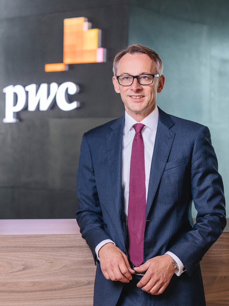 Rudolf Krickl, Chef der Steuerberatungs- und Wirtschaftsprüfungskanzlei PwC in Wien: „Was wir sehen ist, dass wir in Österreich wieder insgesamt mehr Arbeitsstunden brauchen!“ (Bild: PwC Österreich)