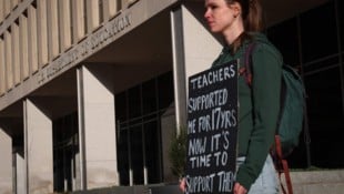 Eine Demonstrantin protestiert vor dem Hauptsitz des US-Bildungsministeriums in Washington gegen ...