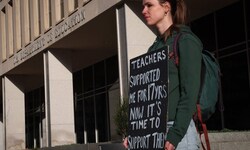 Eine Demonstrantin protestiert vor dem Hauptsitz des US-Bildungsministeriums in Washington gegen ...