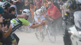 Tadej Pogacar hatte für die Gravel-Bike-WM in Nizza genannt – jetzt hofft Villach, dass der Slowene nach Kärnten kommt. (Bild: EXPA/ laPresse/ Luca Bettini)