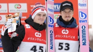 Marius Lindvik (li.) und Johann Forfang wurden von der FIS suspendiert. (Bild: Kyodo News)