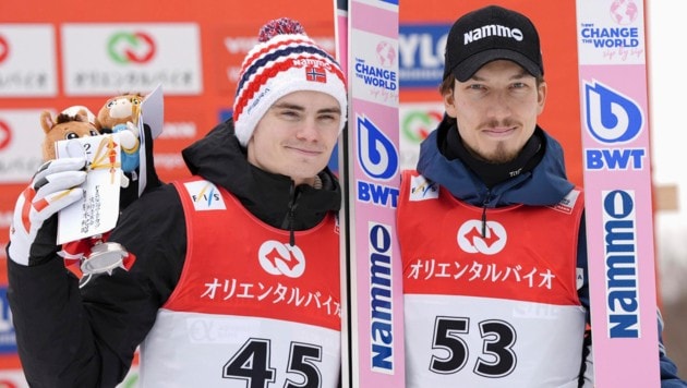 Marius Lindvik (li.) und Johann Forfang wurden von der FIS suspendiert. (Bild: AP/Kyodo News)