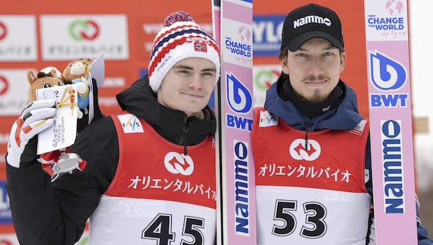 Marius Lindvik (li.) und Johann Forfang wurden von der FIS suspendiert. (Bild: Kyodo News)