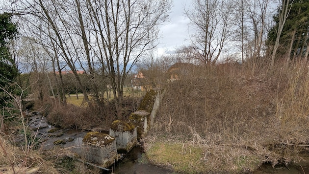 Das Wasser wird vom Gemmersdorfer Bach aus- und dann wieder eingeleitet. (Bild: Felix Justich)