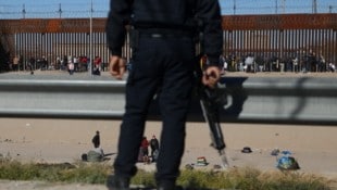 Unter dem Vorwand notwendiger Durchsuchungen zwang ein Grenzbeamter Frauen, ihm ihre Brüste zu ...