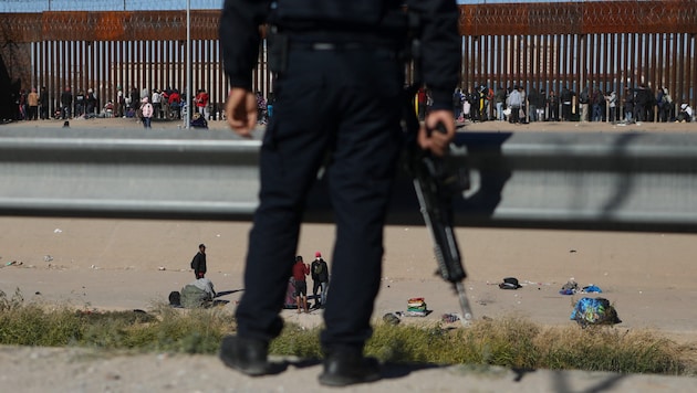 Under the pretext of necessary searches, a border guard forced women to show him their breasts. (Bild: AFP/HERIKA MARTINEZ)