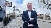Bis zur Stadtgrenze gilt auf der B156a Tempo 50, dahinter sogar 100. Überall anders hat Djundja ...