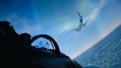 So schaut es aus, wenn sich ein Eurofighter einem Flugzeug nähert, um Kontakt aufzunehmen.