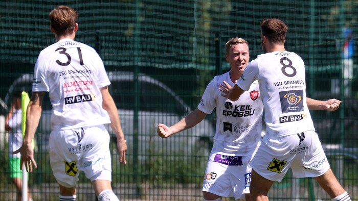 Brambergs Harald Nindl (li. hinten) führt noch bei den Rekordeinsätzen, ist derzeit aber ...