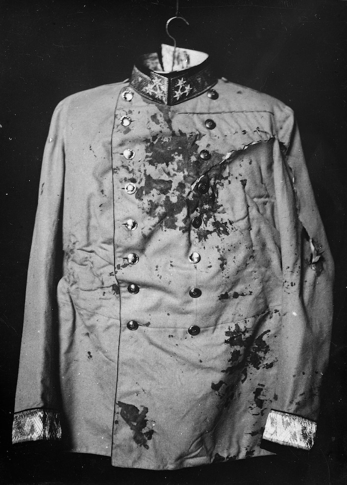 Die blutbefleckte Uniformjacke des ermordeten Thronfolgers