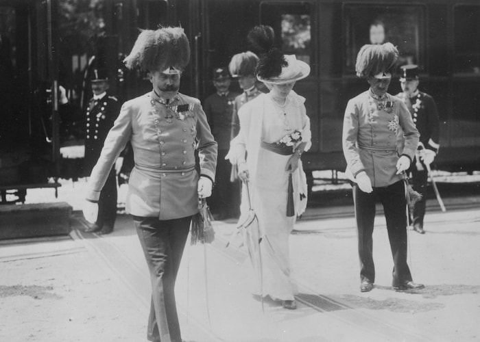 28. Juni 1914: Thronfolger Franz Ferdinand und seine Ehefrau Sophie verlassen den Zug.