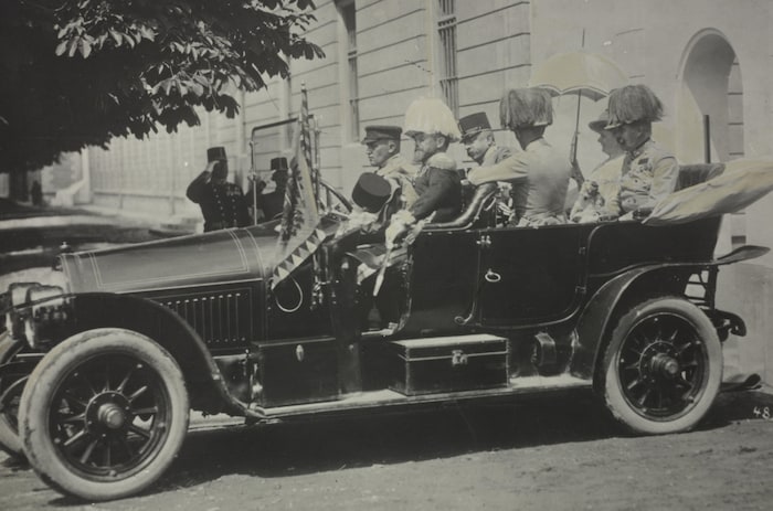 Auf dem Weg zum Rathaus von Sarajewo