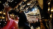 Für den ORF waren zahlreiche Mitarbeiter beim Opernball im Einsatz. Könnte man hier den ...