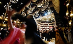 Für den ORF waren zahlreiche Mitarbeiter beim Opernball im Einsatz. Könnte man hier den ...