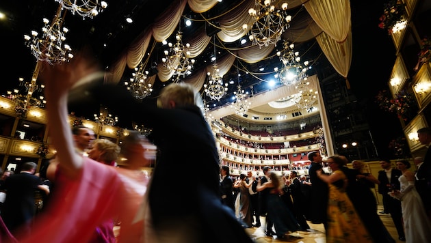 Für den ORF waren zahlreiche Mitarbeiter beim Opernball im Einsatz. Könnte man hier den Sparstift ansetzen? (Bild: Eva Manhart)