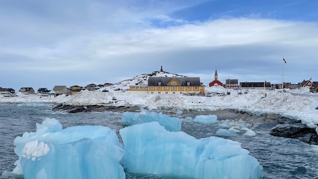 Eisberge im Hafen von Nuuk, die Wahl ist geschlagen. (Bild: Gregor Brandl)